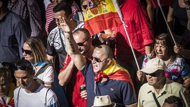 Grupos de ultraderecha española participan en masiva marcha contra el independentismo en Barcelona