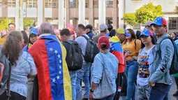 Sueldos de migrantes en Chile: 66% gana $800 mil bruto y 85% de venezolanos asalariados tiene contrato indefinido