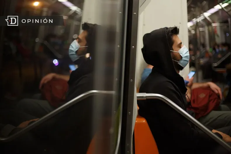 16088 persona con mascarilla en el metro.webp
