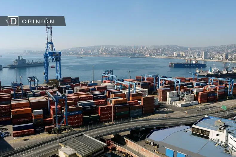 11147 puerto de valparaiso lleno de containers.webp