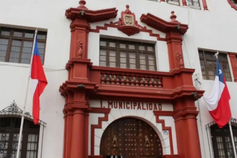cayo en camara de alcantarillado en mal estado sufrio fractura y estuvo hospitalizado municipio debera pagarle 7 millones.webp