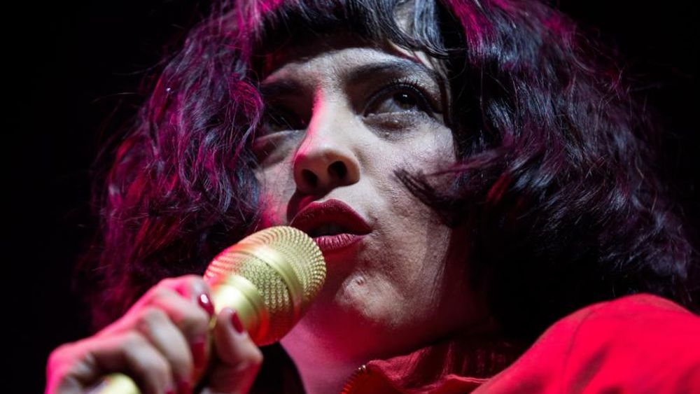 VIDEO| “Hay saqueos, hay robos”. Mon Laferte llega a la Embajada de Chile en México para manifestarse contra el sesgo comunicacional