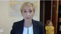 VIDEO| La parodia del viral del académico de la BBC que muestra cómo lo habría hecho una madre