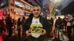 BUENOS AIRES (ARGENTINA).- Una persona se manifiesta contra la Ley de Tierras impulsada por el Gobierno de Javier Milei. EFE/ Juan Ignacio Roncoroni