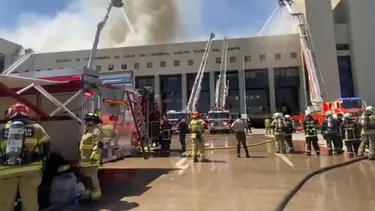 El fuego no está controlado: Incendio en Escuela de Carabineros se mantiene activo y genera gran congestión en Providencia