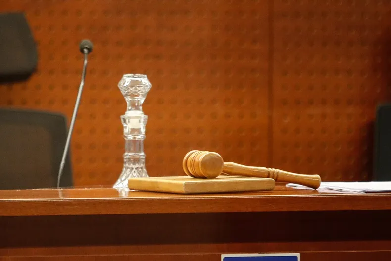 fue despedido acusado de hostigar a companeros por ser extranjeros y por su orientacion sexual  corte confirmo medida.webp