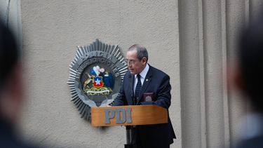 Caso Hermosilla: Exdirector de la PDI sale de la cárcel al revocarse su prisión preventiva