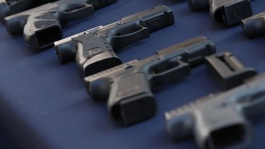 Barómetro Seguridad UC: 350 mil hogares cuentan con al menos un arma de fuego en el país