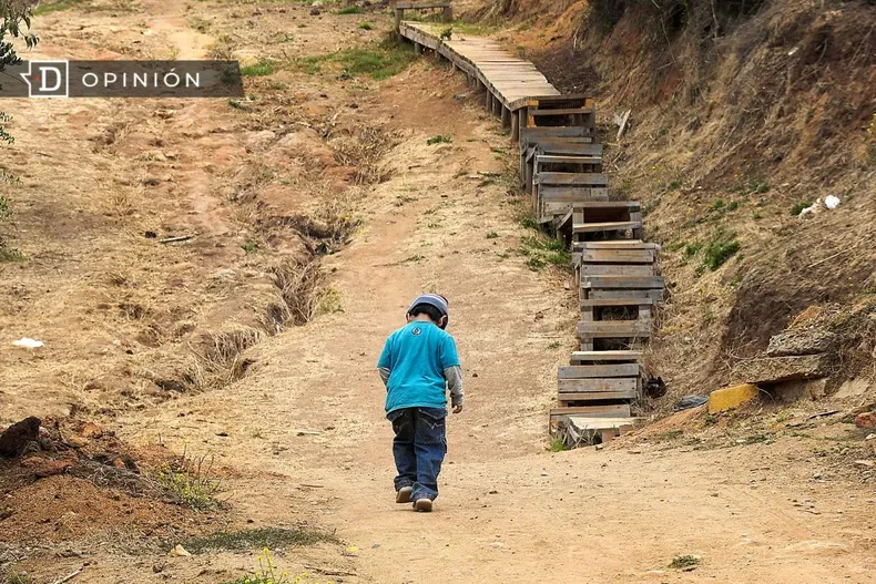27856 imagen de un nino solo subiendo una escalera.webp