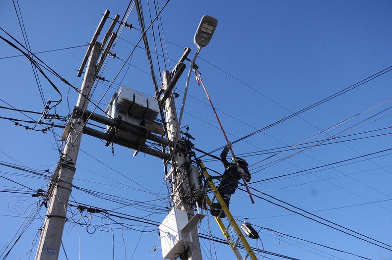 Enel programó cortes de luz para 6 comunas de Santiago - Agencia Uno