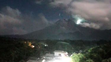 VIDEO| El momento exacto en que un meteorito cae sobre el volcán más activo de Indonesia