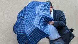 Fuerte viento en Santiago - Agencia Uno