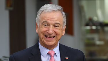 “En Chile algunos han perdido el humor”: Felipe Larraín defendió su llamado a comprar flores