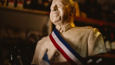 Habla el hombre que celebró el triunfo de la derecha con un busto de Pinochet: A mí Piñera no me gusta