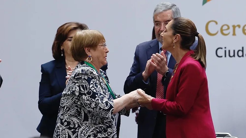 La expresidenta de Chile Michelle Bachelet saluda a la presidenta de México, Claudia Sheinbaum - Agencia EFE