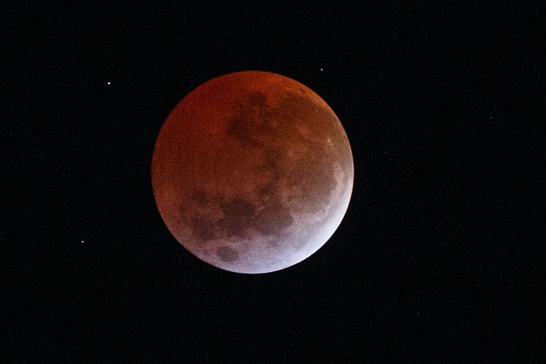 16769 luna de fresa.jpeg