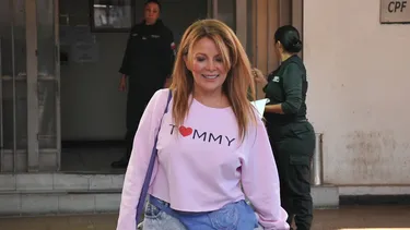 De rosado y con peluche en mano: Cathy Barriga sale de cárcel y se lanza en contra de Tomás Vodanovic