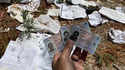 Migrantes haitianos desechan decenas de carnets chilenos en colapsada frontera de EE.UU.