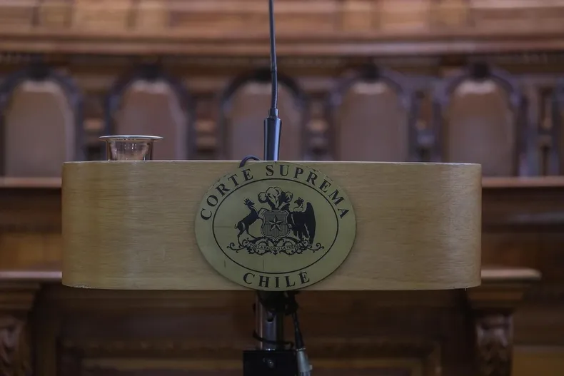 fue obligada a asumir funciones de colega despedida modificando unilateralmente tareas y corte ordena restablecer su labor.webp