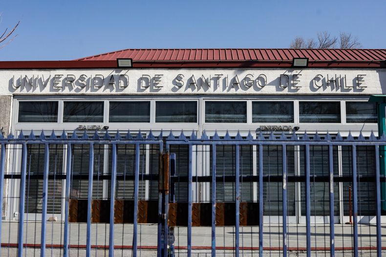 Frontis de la Universidad de Santiago de Chile cerrado - Agencia Uno