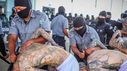 Gobierno de El Salvador traslada a 2.000 pandilleros a nueva prisión
