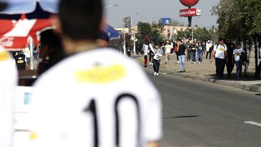 Hinchas de Colo Colo fueron detenidos en Argentina luego de que se denunciara violación adentro del bus de barristas
