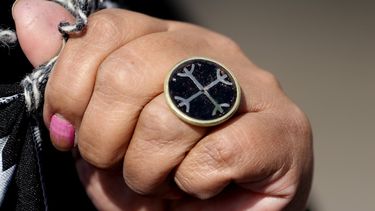 Reclusa mapuche que dio a luz por cesárea engrillada será indemnizada con $100 millones por vejación