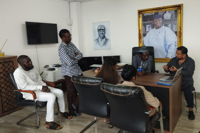 profesor chileno que ejerce en sierra leona ayuda a que jovenes dejen las armas y tomen los libros.png
