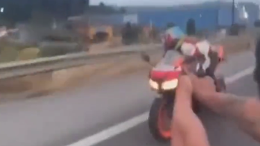 VIDEO| Impactante registro muestra como un sujeto dispara desde un auto a un motociclista