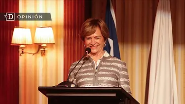 El Desconcierto | 13847 candidata evelyn matthei en un podio.webp