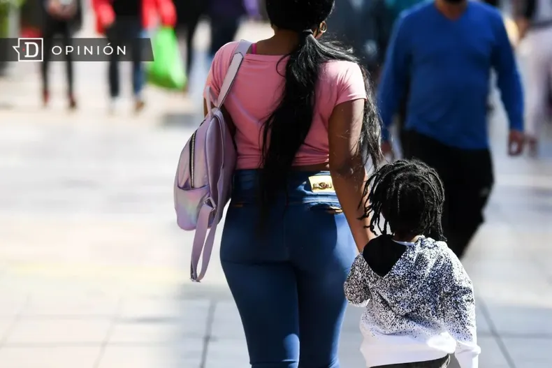 27009 una madre caminando con su hijo.webp