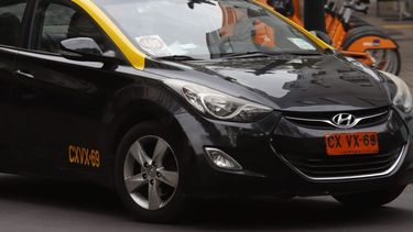 Denuncian nueva estafa en Aeropuerto de Santiago: Taxista ilegal cobró casi $7 millones a turista