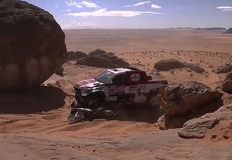 Cesar Zumaran atropellado en Rally Dakar 2022.jpg
