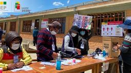 Detienen a dos personas por robar papeletas de votación en elección presidencial en Bolivia