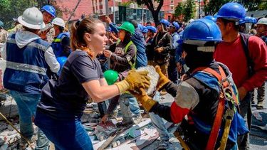 Familiar en la escuela símbolo del terremoto en México: No nos vamos hasta que saquen a la última persona