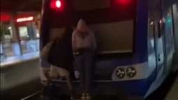 VIDEO| EFE prepara acciones legales contra sujetos que viajaron colgados en el Metro