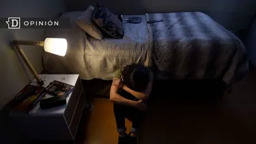 El Desconcierto | 24344 mujer en una pieza con la cabeza entre las piernas.webp