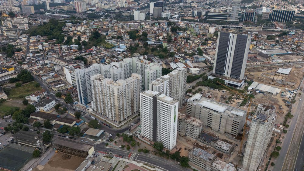 Vista aérea de la Región Portuaria de Río de Janeiro, donde nuevos complejos residenciales de alto estándar avanzan sobre antiguos tejidos populares. La revitalización urbana ha impulsado una fuerte valorización del suelo y procesos de especulación inmobiliaria. Mientras Brasil enfrenta un déficit habitacional estimado en más de 6 millones de viviendas (Fundação João Pinheiro), miles de unidades nuevas se concentran en segmentos de mercado inaccesibles para la población de bajos ingresos. Región Portuaria, Río de Janeiro, Brasil.