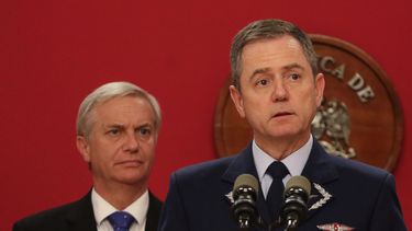 El nuevo General de Aviación Leonardo Romanini Gutiérrez junto al presidente Jose Antonio Kast. Créditos: Agencia UNO.&nbsp;