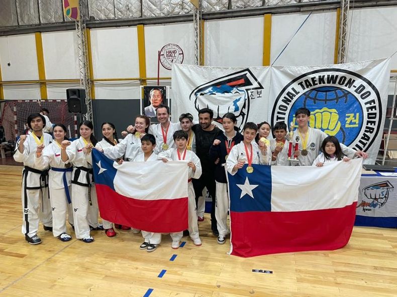 ricardo gonzalez instructor taekwondo llegamos con 15 competidores y tuvimos 37 medallas e1697225860706.jpeg