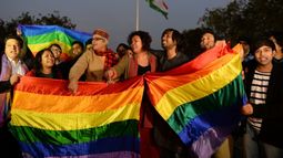 El amor no es un crimen: India despenaliza la homosexualidad y acaba con ley de origen colonial