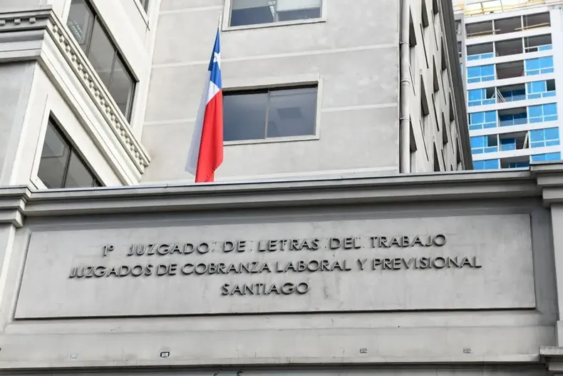 empresa premio a trabajadores que no fueron a la huelga y excluyo al sindicato tribunal la sanciono con 9 millones.webp