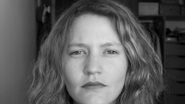 Carolina Brown, escritora: Los hombres también están atrapados en el rol tradicional del proveedor