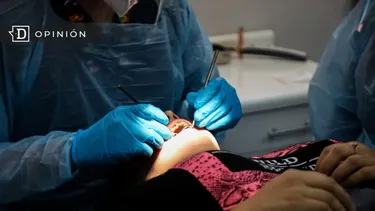 El Desconcierto | 21060 dentistas atendiendo a una persona.webp