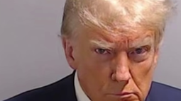 Trump, desafiante y con el ceño fruncido en su primera foto policial