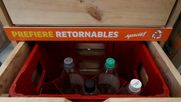 Botellas de bebida retornables para reducir la contaminación por plásticos.&nbsp;