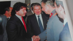Fútbol, farándula y política: el año del nervioso apretón de manos entre Caszely y Pinochet