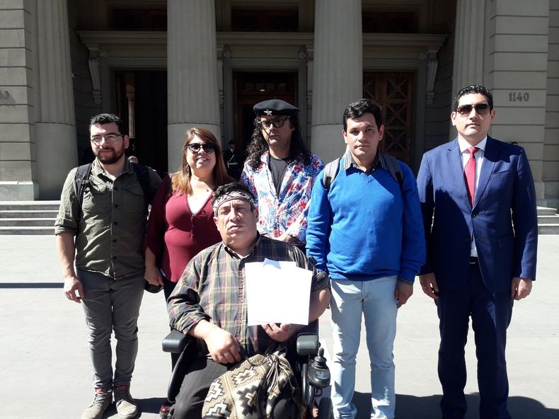 Activistas en las puertas de tribunales.jpg