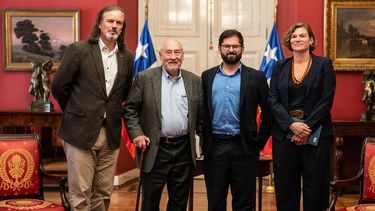 El Desconcierto | Boric con Stiglitz y Mazzucato.jpg