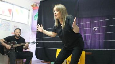 Narradores orales llevan sus historias a Santiago y regiones con festival de la primavera
